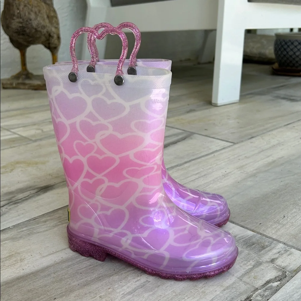 Like new WESTERN CHIEF ‘Abby’ Pearlized Glitter Heart Welly Rain Boots w/Lights